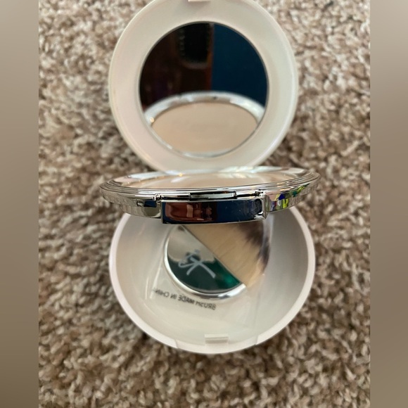 IT Cosmetics Celebration Foundation Illumination -Radiant Finish.Light.New/Box - Picture 7 of 8